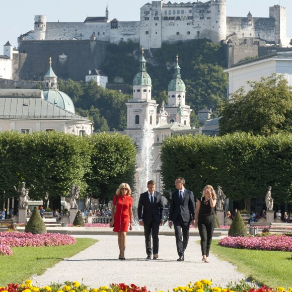 Brigitte Macron (Trogneux) (Robe Nicolas Ghesquière pour Louis Vuitton), Emmanuel Macron, le chancelier fédéral d'Autriche Christian Kern et sa femme Eveline Steinberger lors de la séance photo dans le parc Mirabell à Salzbourg le 23 août 2017. © Pierre Perusseau / Bestimage