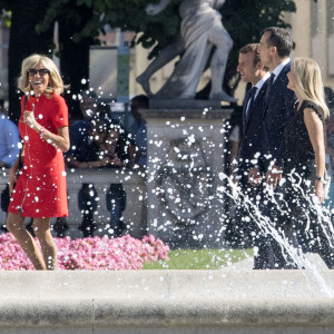 Brigitte Macron (Trogneux) (Robe Nicolas Ghesquière pour Louis Vuitton), Emmanuel Macron, le chancelier fédéral d'Autriche Christian Kern et sa femme Eveline Steinberger lors de la séance photo dans le parc Mirabell à Salzbourg le 23 août 2017. © Pierre Perusseau / Bestimage