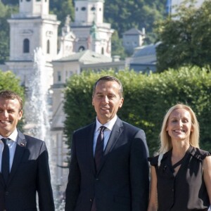 Brigitte Macron (Trogneux) (Robe Nicolas Ghesquière pour Louis Vuitton), Emmanuel Macron, le chancelier fédéral d'Autriche Christian Kern et sa femme Eveline Steinberger lors de la séance photo dans le parc Mirabell à Salzbourg le 23 août 2017. © Pierre Perusseau / Bestimage