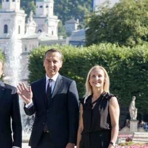 Brigitte Macron (Trogneux) (Robe Nicolas Ghesquière pour Louis Vuitton), Emmanuel Macron, le chancelier fédéral d'Autriche Christian Kern et sa femme Eveline Steinberger lors de la séance photo dans le parc Mirabell à Salzbourg le 23 août 2017. © Pierre Perusseau / Bestimage