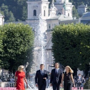 Brigitte Macron (Trogneux) (Robe Nicolas Ghesquière pour Louis Vuitton), Emmanuel Macron, le chancelier fédéral d'Autriche Christian Kern et sa femme Eveline Steinberger lors de la séance photo dans le parc Mirabell à Salzbourg le 23 août 2017. © Pierre Perusseau / Bestimage