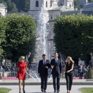 Brigitte Macron (Trogneux) (Robe Nicolas Ghesquière pour Louis Vuitton), Emmanuel Macron, le chancelier fédéral d'Autriche Christian Kern et sa femme Eveline Steinberger lors de la séance photo dans le parc Mirabell à Salzbourg le 23 août 2017. © Pierre Perusseau / Bestimage