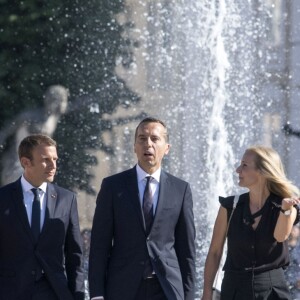 Brigitte Macron (Trogneux) (Robe Nicolas Ghesquière pour Louis Vuitton), Emmanuel Macron, le chancelier fédéral d'Autriche Christian Kern et sa femme Eveline Steinberger lors de la séance photo dans le parc Mirabell à Salzbourg le 23 août 2017. © Pierre Perusseau / Bestimage