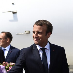 Le chancelier fédéral d'Autriche Christian Kern accueille le président Emmanuel Macron et sa femme Brigitte Macron (Trogneux) à l'aéroport Wolfgang Amadeus Mozart de Salzbourg en Autriche le 23 août 2017. © Bertrand Guay / Pool / Bestimage