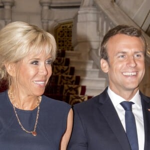 Brigitte Macron (Trogneux) et Le président Emmanuel Macron lors de la cérémonie d'accueil du couple présidentiel français au palais Cotroceni à Bucarest le 24 août 2017. © Pierre Perusseau / Bestimage