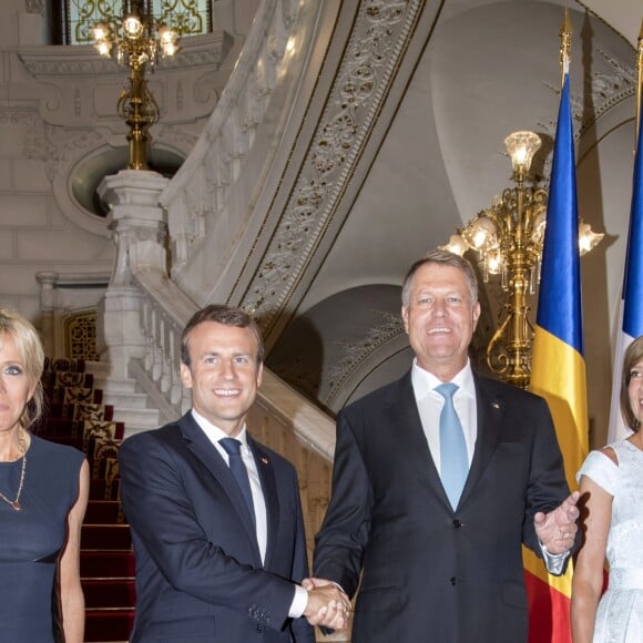 Le président Emmanuel Macron, Brigitte Macron (Trogneux), Le président de la Roumanie Klaus Iohannis et sa femme Carmen Iohannis lors de la cérémonie d'accueil du couple présidentiel français au palais Cotroceni à Bucarest le 24 août 2017. © Pierre Perusseau / Bestimage