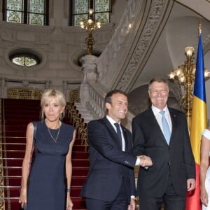 Le président Emmanuel Macron, Brigitte Macron (Trogneux), Le président de la Roumanie Klaus Iohannis et sa femme Carmen Iohannis lors de la cérémonie d'accueil du couple présidentiel français au palais Cotroceni à Bucarest le 24 août 2017. © Pierre Perusseau / Bestimage