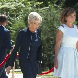 Brigitte Macron (Trogneux), la femme du président de la Roumanie Carmen Iohannis lors de la cérémonie d'accueil du couple présidentiel français au palais Cotroceni à Bucarest le 24 août 2017. © Pierre Perusseau / Bestimage