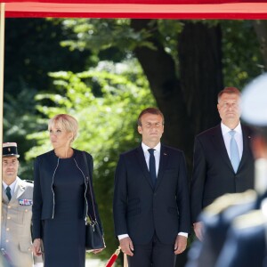 Brigitte Macron (Trogneux) et Le président Emmanuel Macron lors de la cérémonie d'accueil du couple présidentiel français au palais Cotroceni à Bucarest le 24 août 2017. © Pierre Perusseau / Bestimage