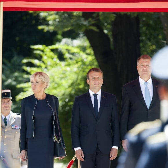 Brigitte Macron (Trogneux) et Le président Emmanuel Macron lors de la cérémonie d'accueil du couple présidentiel français au palais Cotroceni à Bucarest le 24 août 2017. © Pierre Perusseau / Bestimage