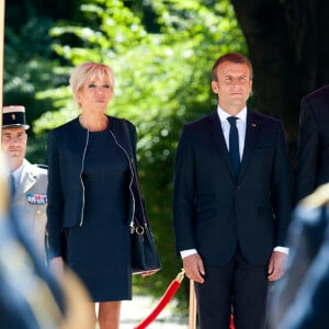 Brigitte Macron (Trogneux) et Le président Emmanuel Macron lors de la cérémonie d'accueil du couple présidentiel français au palais Cotroceni à Bucarest le 24 août 2017. © Pierre Perusseau / Bestimage