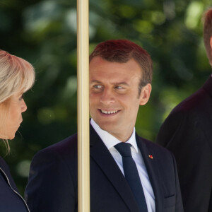 Le président Emmanuel Macron, Brigitte Macron (Trogneux) lors de la cérémonie d'accueil du couple présidentiel français au palais Cotroceni à Bucarest le 24 août 2017. © Pierre Perusseau / Bestimage