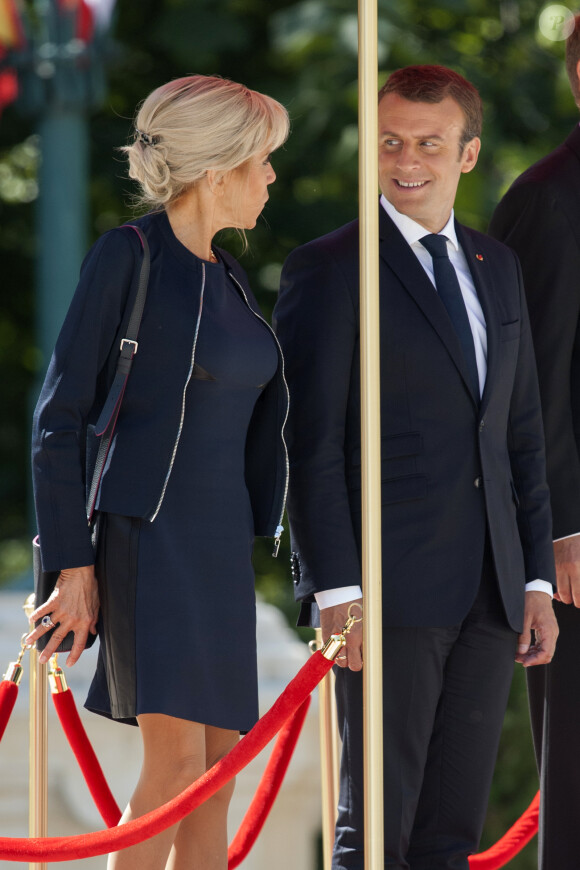 Le président Emmanuel Macron, Brigitte Macron (Trogneux) lors de la cérémonie d'accueil du couple présidentiel français au palais Cotroceni à Bucarest le 24 août 2017. © Pierre Perusseau / Bestimage