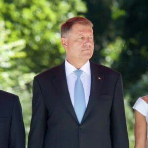 Le président Emmanuel Macron, Brigitte Macron (Trogneux), Le président de la Roumanie Klaus Iohannis et sa femme Carmen Iohannis lors de la cérémonie d'accueil du couple présidentiel français au palais Cotroceni à Bucarest le 24 août 2017. © Pierre Perusseau / Bestimage