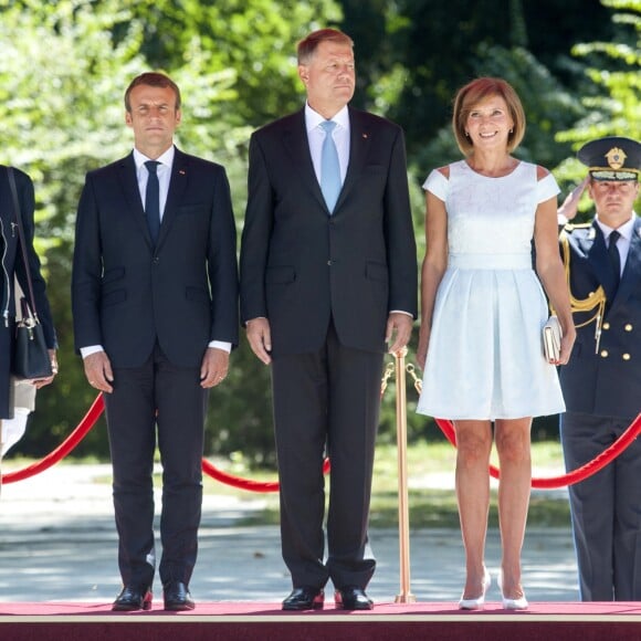 Le président Emmanuel Macron, Brigitte Macron (Trogneux), Le président de la Roumanie Klaus Iohannis et sa femme Carmen Iohannis lors de la cérémonie d'accueil du couple présidentiel français au palais Cotroceni à Bucarest le 24 août 2017. © Pierre Perusseau / Bestimage