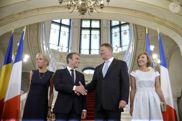 Brigitte Macron (Trogneux), Le président Emmanuel Macron, Le président de la Roumanie Klaus Iohannis, sa femme Carmen Iohannis lors de la cérémonie d'accueil du couple présidentiel français au palais Cotroceni à Bucarest le 24 août 2017.