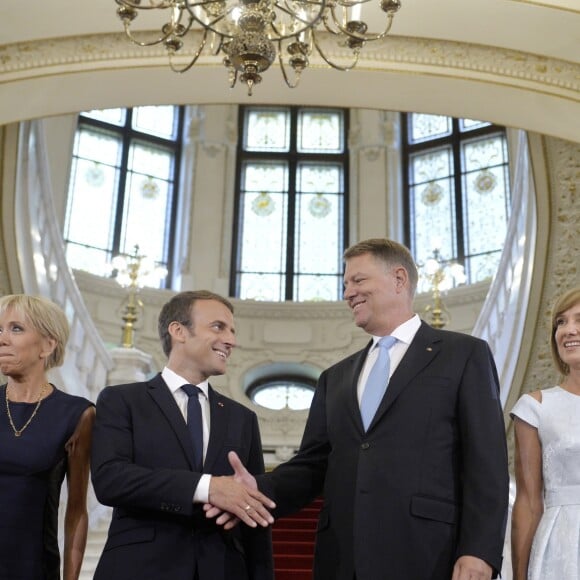 Brigitte Macron (Trogneux), Le président Emmanuel Macron, Le président de la Roumanie Klaus Iohannis, sa femme Carmen Iohannis lors de la cérémonie d'accueil du couple présidentiel français au palais Cotroceni à Bucarest le 24 août 2017.