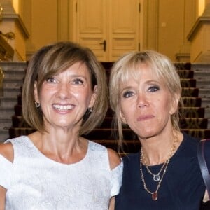 Semi Exclusif - Brigitte Macron (Trogneux) visite le musée du palais présidentiel (Cotroceni) avec Carmen Iohannis, la femme du président de la Roumanie à Bucarest le 24 août 2017. © Pierre Perusseau / Bestimage