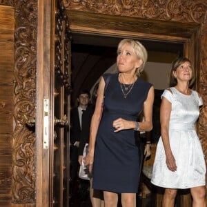 Semi Exclusif - Brigitte Macron (Trogneux) visite le musée du palais présidentiel (Cotroceni) avec Carmen Iohannis, la femme du président de la Roumanie à Bucarest le 24 août 2017. © Pierre Perusseau / Bestimage