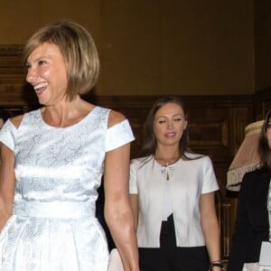 Semi Exclusif - Brigitte Macron (Trogneux) visite le musée du palais présidentiel (Cotroceni) avec Carmen Iohannis, la femme du président de la Roumanie à Bucarest le 24 août 2017. © Pierre Perusseau / Bestimage