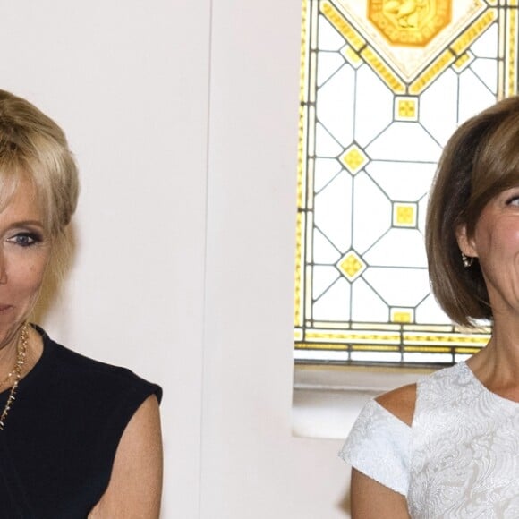 Semi Exclusif - Brigitte Macron (Trogneux) visite le musée du palais présidentiel (Cotroceni) avec Carmen Iohannis, la femme du président de la Roumanie à Bucarest le 24 août 2017. © Pierre Perusseau / Bestimage