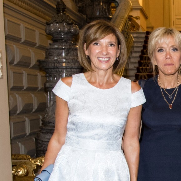 Semi Exclusif - Brigitte Macron (Trogneux) visite le musée du palais présidentiel (Cotroceni) avec Carmen Iohannis, la femme du président de la Roumanie à Bucarest le 24 août 2017. © Pierre Perusseau / Bestimage