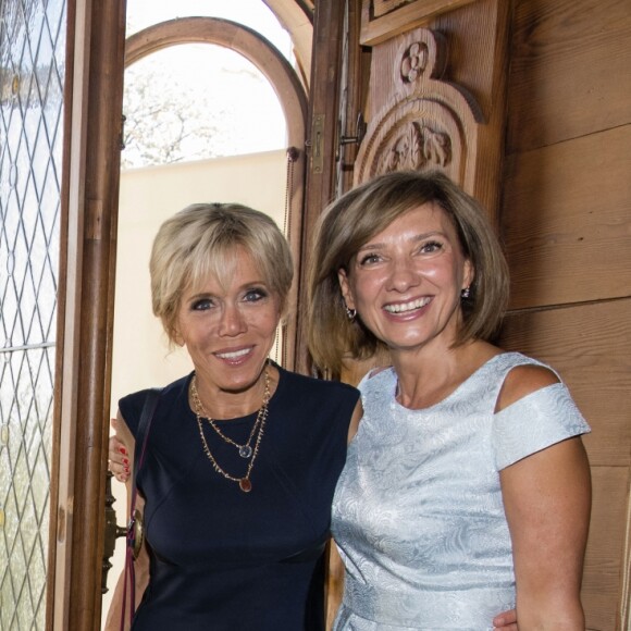 Semi Exclusif - Brigitte Macron (Trogneux) visite le musée du palais présidentiel (Cotroceni) avec Carmen Iohannis, la femme du président de la Roumanie à Bucarest le 24 août 2017. © Pierre Perusseau / Bestimage