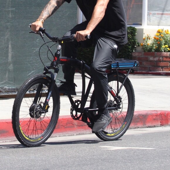 Exclusif - Stephen Belafonte fait du vélo à West Hollywood le 18 aout 2017.