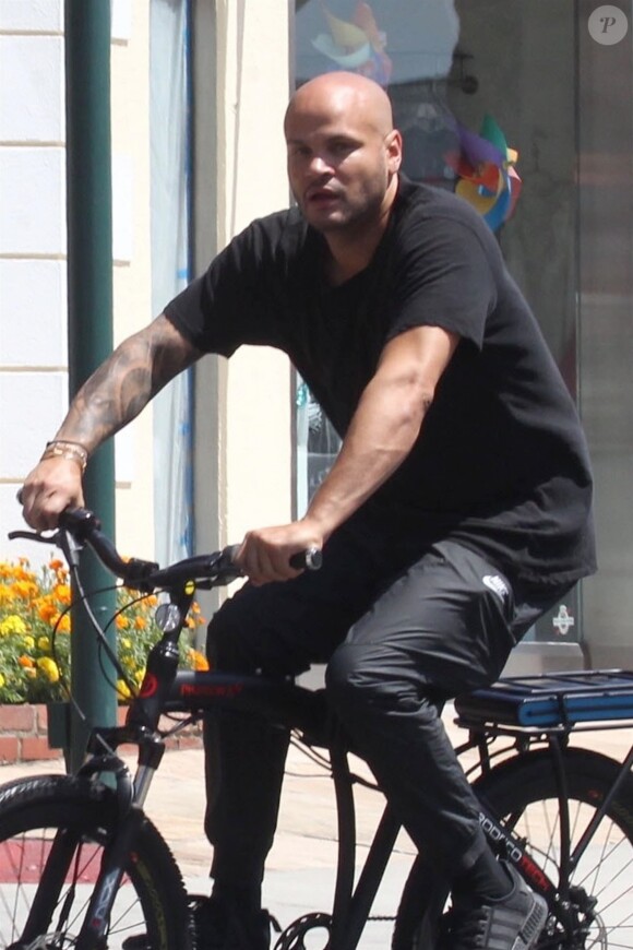 Exclusif - Stephen Belafonte fait du vélo à West Hollywood le 18 aout 2017.