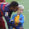 Neymar pose avec son fils Lucca da Silva avant la rencontre contre Grenade au Camp Nou à Barcelone le 9 janvier 2016.