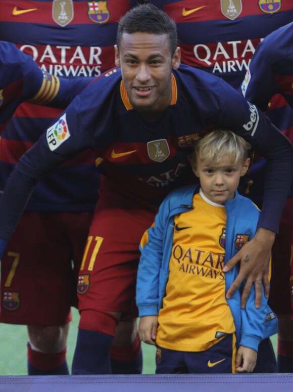 Neymar pose avec son fils Lucca da Silva avant la rencontre contre Grenade au Camp Nou à Barcelone le 9 janvier 2016.