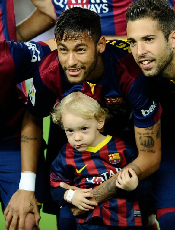 Neymar Da Silva Santos Junior pose avec son fils Davi Lucca da Silva Santos et les autres joueurs avant le match du FC Barcelone contre le RC Celta de Vigo au stade Camp Nou à Barcelone, le 1er novembre 2014.