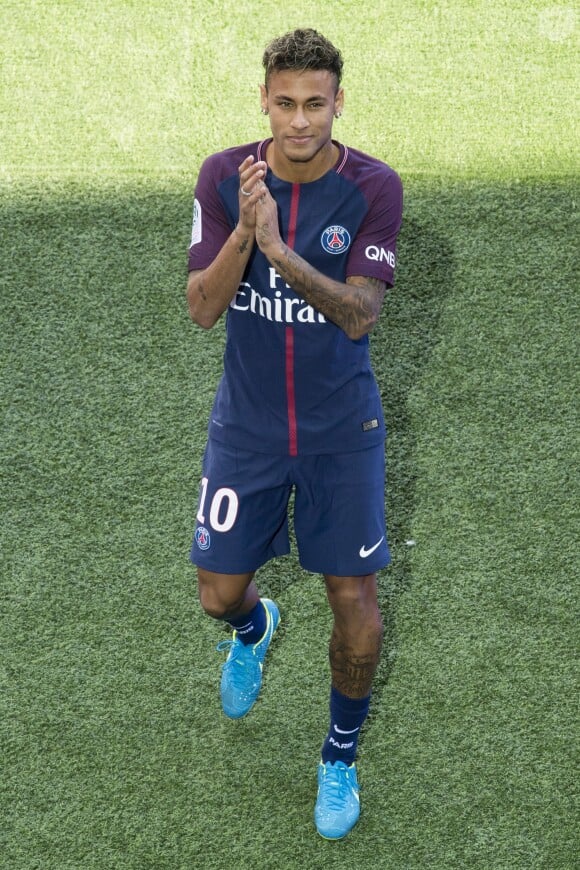 Neymar Jr lors de sa présentation au public au stade du parc des princes à Paris, le 5 août 2017.