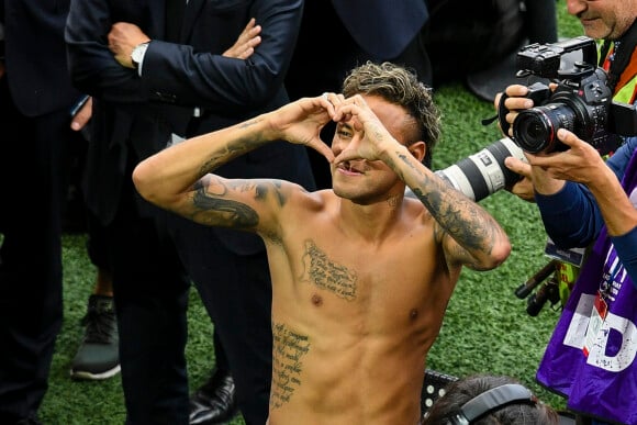 Neymar Jr lors de sa présentation au public au stade du parc des princes à Paris, le 5 août 2017.