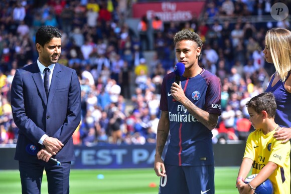 Neymar Jr et le président du PSG Nasser Al-Khelaifi lors de sa présentation au public au stade du parc des princes à Paris, le 5 août 2017. © Giancarlo Gorassini/Bestimage