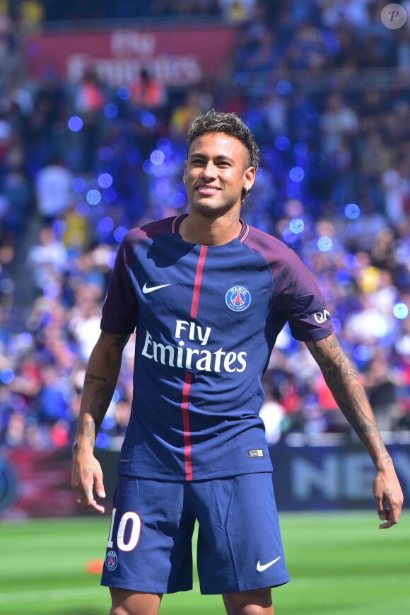 Neymar Jr lors de sa présentation au public au stade du parc des princes à Paris, le 5 août 2017. © Giancarlo Gorassini/Bestimage