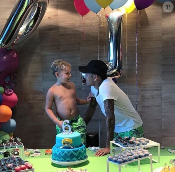 Neymar fête le 6e anniversaire de son fils Davi Lucca le 24 août 2017.