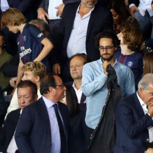 François Hollande et son fils Thomas Hollande - Match entre le PSG et Saint-Etienne, au Parc des Princes, à Paris, le 25 Août 2017.