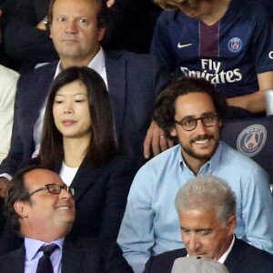 Le président du PSG Nasser Al-Khelaïfi, François Hollande, Thomas Hollande et sa compagne Émiile Broussouloux - Match entre le PSG et Saint-Etienne, au Parc des Princes, à Paris, le 25 Août 2017.