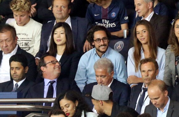 Le président du PSG Nasser Al-Khelaïfi, François Hollande, Thomas Hollande et sa compagne Émiile Broussouloux - Match entre le PSG et Saint-Etienne, au Parc des Princes, à Paris, le 25 Août 2017.