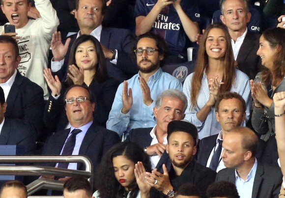 François Hollande, Thomas Hollande et sa compagne Émiile Broussouloux , Stephen Curry et sa femme Ayesha - Match entre le PSG et Saint-Etienne, au Parc des Princes, à Paris, le 25 Août 2017.