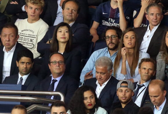 Le président du PSG Nasser Al-Khelaïfi, François Hollande, Thomas Hollande et sa compagne Émiile Broussouloux, Stephen Curry et sa femme Ayesha - Match entre le PSG et Saint-Etienne, au Parc des Princes, à Paris, le 25 Août 2017.