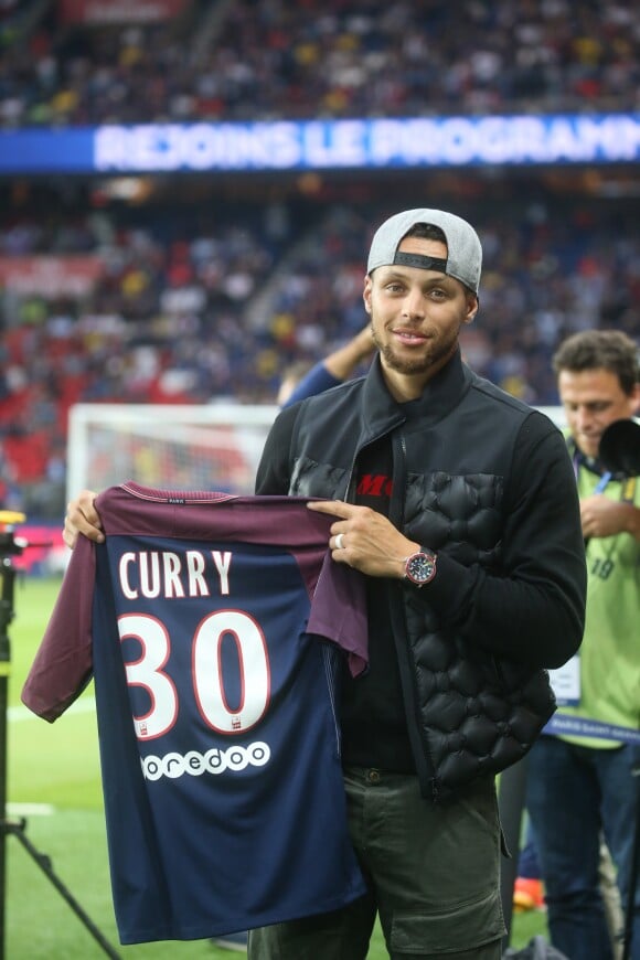 Stephen Curry donne le coup d'envoi du match PSG-Saint-Etienne au Parc des Princes le 25 août 2017
