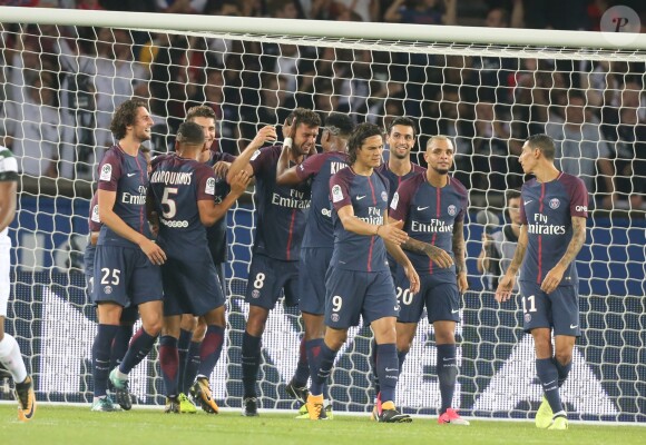Neymar Jr et ses coéquipiers lors du match PSG - Saint-Étienne au Parc des Princes à paris le 25 août 2017.