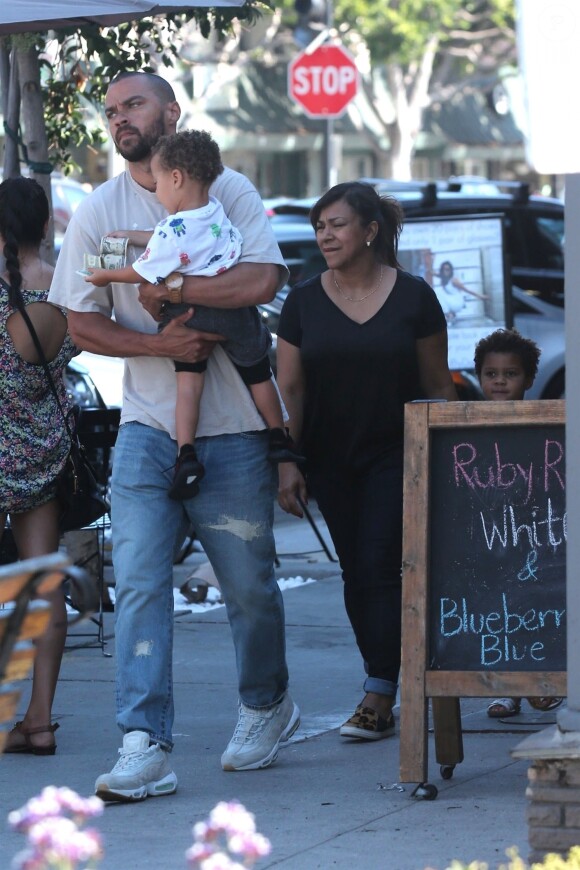 Exclusif - L'acteur Jesse Williams est allé déjeuner avec ses enfants Sadie et Maceo. Le 21 juillet 2017