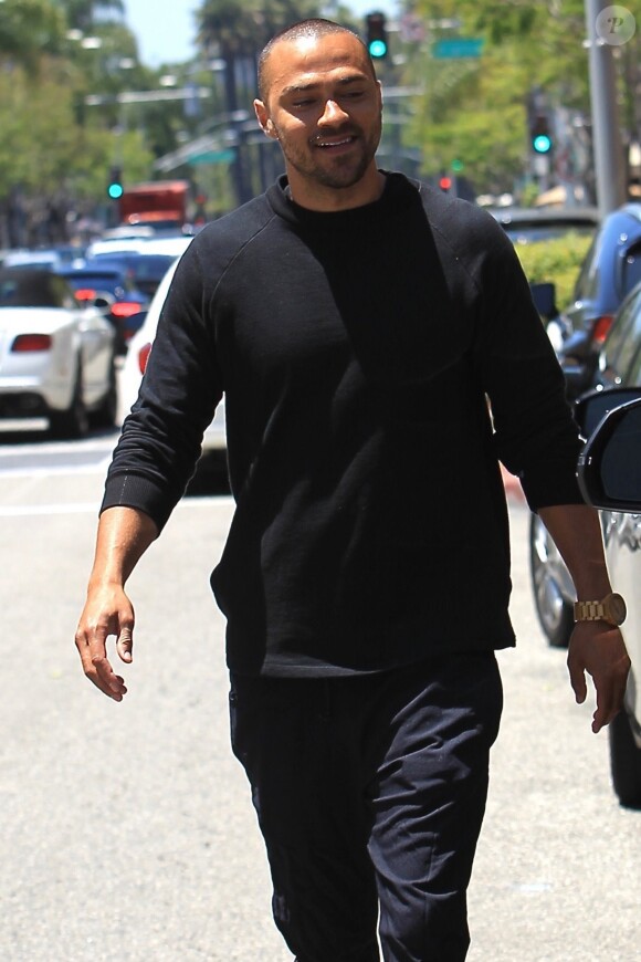 Jesse Williams se promène à Beverly Hills le 9 juin 2017.