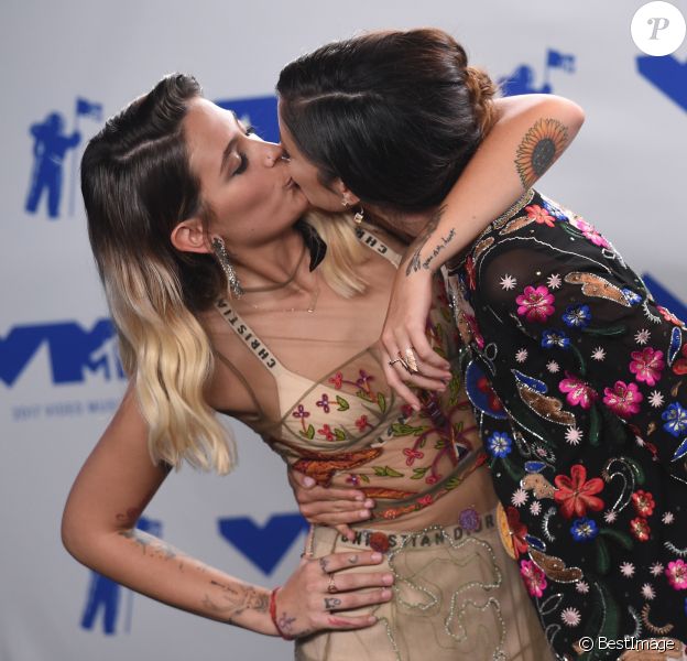 Paris Jackson et Caroline D'Amore aux MTV Video Music Awards 2017, au Forum. Inglewood, le 27 août 2017.