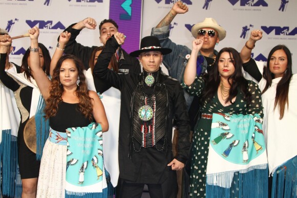 Taboo et des membres de l'association Indigenous Women Rise aux MTV Video Music Awards 2017, au Forum. Inglewood, le 27 août 2017.