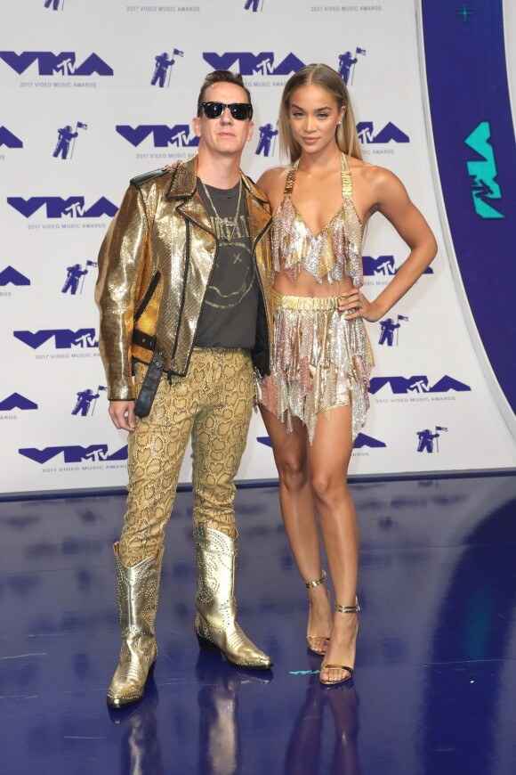 Jeremy Scott et Jasmine Sanders aux MTV Video Music Awards 2017, au Forum. Inglewood, le 27 août 2017.