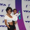 Teyana Taylor et sa fille Iman Tayla Shumpert Jr. aux MTV Video Music Awards 2017, au Forum. Inglewood, le 27 août 2017.